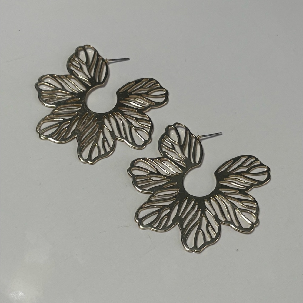 Elegant Gold Leaf Filigree Earrings (New) - Picture 2 of 2